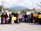 İlköğretim Okulu Önünde Başörtüsü Eylemi