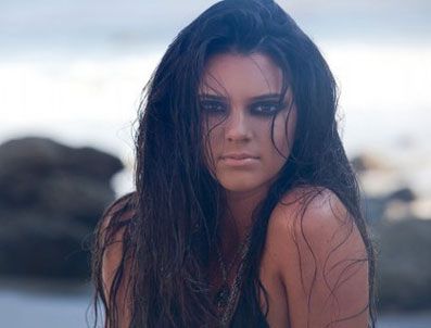 KARDASHİAN - Kim'in kardeşi 15 yaşında bikini modeli