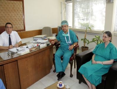 Kktc`de Göz Ameliyatı 2 Bin Doktora Canlı Yayına İzlettirildi