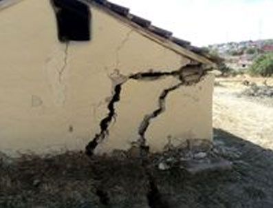 Maden ocağında patlatılan dinamitler evlere zarar verdi