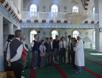 NEBIOĞLU - Öğrenciler Cami Girişinde Gül Suyu İle Karşılandı