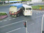 Otobüs İle Kamyonun Çarpışma Anı Mobese'de