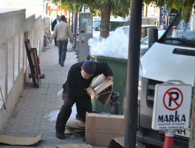 (özel Haber) 75 Yaşında Çöpten Karton Topluyor