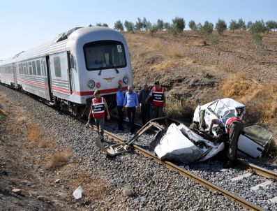 Tren Otomobili Biçti: 1 Ölü, 2 Yaralı