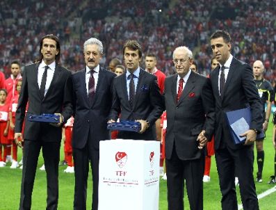 ŞENES ERZIK - Türk Milli Takım'ın Üç Efsanesi Ödüllerini Aldı