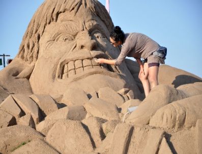 Yağmurun Zarar Verdiği Kum Heykeller Yenilerek Ziyarete Açıldı