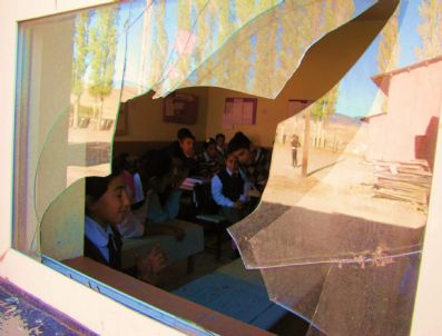 TURAN ERMIŞ - Yangında Kullanılamaz Hale Gelen Okulda Tadilat Yapılmadan Eğitime Başlandı