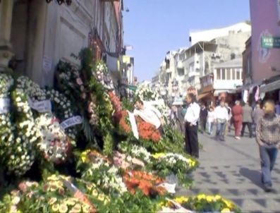 Başbakan Erdoğan’a Taziye İçin Gelen Çelenkler Sokaklara Taştı