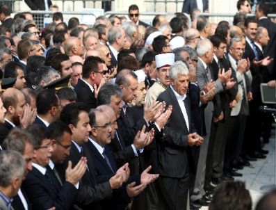 Başbakan Erdoğan, Gözyaşlarıyla Annesini Uğurladı (2)