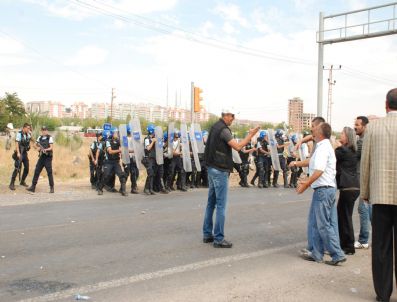 EMINE AYNA - Diyarbakır`da `gemlik` Gerginliği