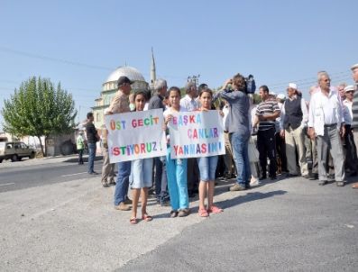 Kazada Ölen Kadının Tabutuyla Yolu Kapattılar