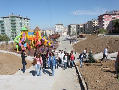 SEVGI YıLMAZ - Peyzaj Bölümü Öğrencileri Parkta Ders İşledi