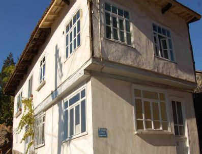 Tarihi Evleri Başlarına Dert Oldu