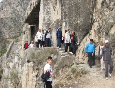 Validen Mağaralarda Yürüyüş