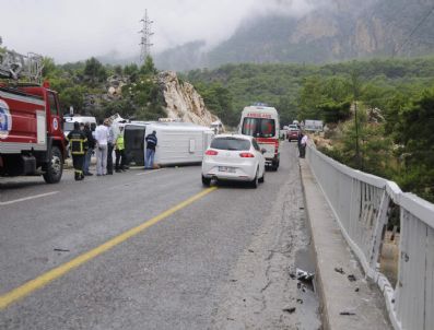 ACıSU - Animatörleri Taşıyan Minibüs Devrildi: 1 Ölü, 9 Yaralı