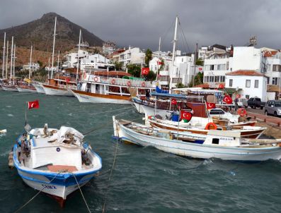 ŞENER TOKCAN - Datça Limanı, Lodosa Teslim Oldu