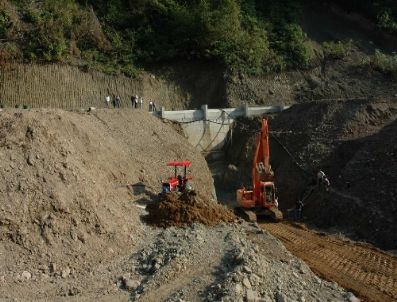 Karasu`da Köylere İçme Suyu Sağlayacak Barajın Yapımı Hızla Sürüyor