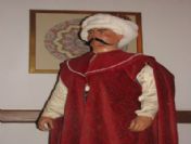 Öğrencilerden Padişahın Heykeline Doğum Günü Ziyareti