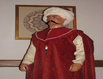 Öğrencilerden Padişahın Heykeline Doğum Günü Ziyareti