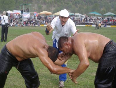 İBRAHIM KÜÇÜK - Osmancık`ta Yağlı Güreşler Yoğun İlgi Gördü