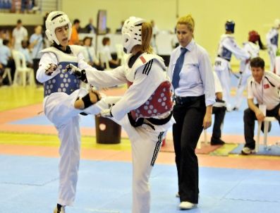 İHSAN NERGIZ - Tekvandocular Güney Kıbrıs`tan 1 Altın ve 2 Bronz Çıkardı