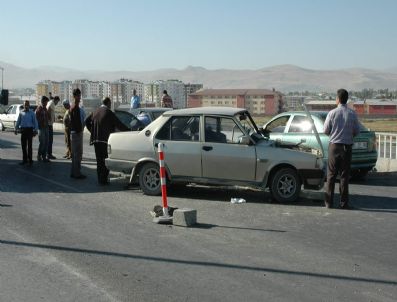 Van`da Trafik Kazası: 4 Yaralı