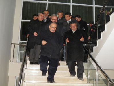 Başbakan yardımcısı Beşir Atalay Erciş`ten ayrıldı