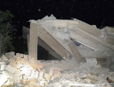 Erciş`te, 3.7 Şiddettindeki Depremde Bir Bina Yıkıldı