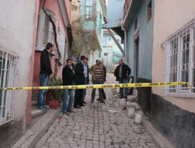 Evinde Yaralı Olarak Bulundu