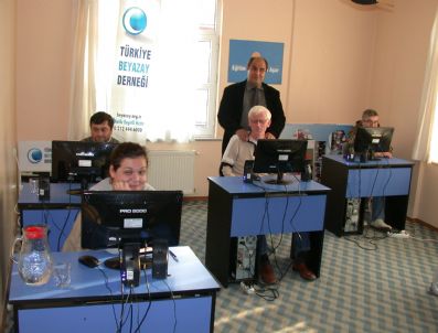 Görme Engelli Öğretmen Aynı Kaderi Paylaşan Gençlerin Hayatınını Değiştirdi