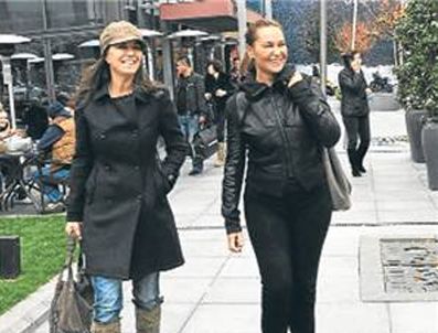 Hülya Avşar İstinye Park'ta gezinti yaptı