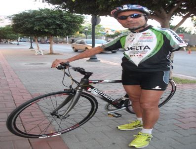 Koşan Adam, Uluslararası Triatlon Yarışında Da Engel Tanımıyor