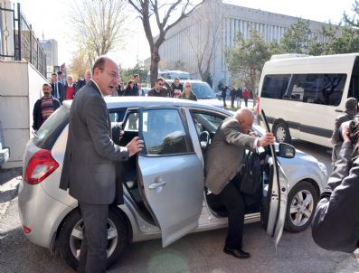 İLHAN CİHANER - Mahkeme Salonunda Hatıra Fotoğrafı Çektirdiler