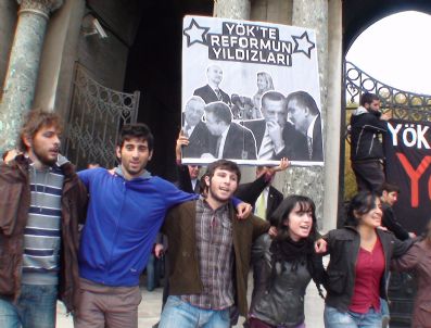 Öğrenciler Üniversite Önünde Yök’ü Protesto Etti