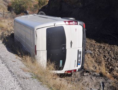 Otomobil Karşı Yola Geçti, 2 Kişi Yaralandı