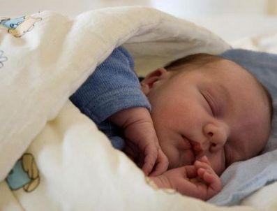 Bebekleri kundaklayarak yatırmak riskli mi?