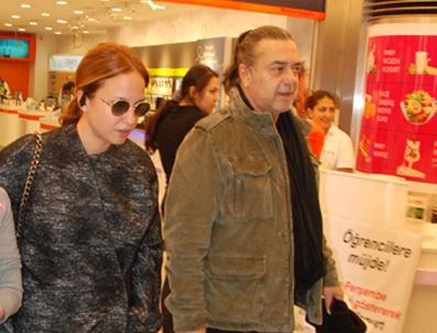 Evli çift teknolojiyi yakından takip ediyor