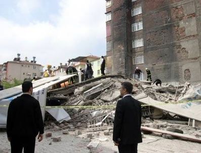 Van Erciş'te hasarlı bina çöktü!