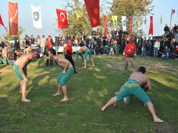 OSMAN ÇAKIR - Akçakoca`da Balatlı- Beyören Karakucak Güreşleri Yapıldı