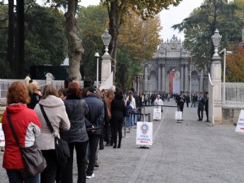 DOLMABAHÇE SARAYı - Atatürk, Dolmabahçe Sarayı`nda Saygıyla Anıldı (2)