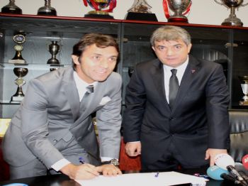 Bülent Korkmaz Resmen Karabükspor Da