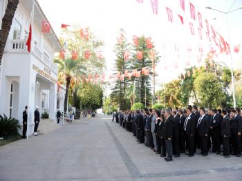 Büyükşehir Belediyesi Önünde Atatürk`ü Anma Töreni