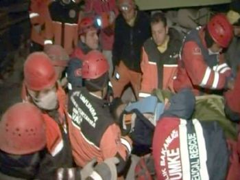 İstanbul Ekipleri, Enkazından 2 Kişiyi Sağ Çıkardı