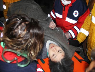 Japonya`dan Yardıma Gelen Kadın Enkazdan Yaralı Kurtarıldı