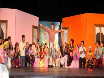 SELAHATTIN AKÇIÇEK - Karabağlar Belediye Tiyatrosu Gençlik Sahnesi İlk Oyununu Sahneledi