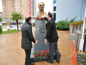 Kaymakamlık ve Belediye Çalışanları Atatürk`ü Andı