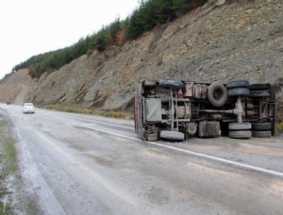 Samsun`da Kamyon Devrildi: 2 Yaralı