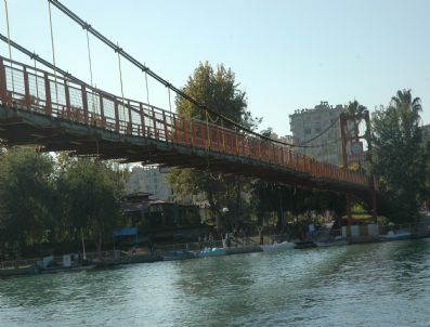 Tehlike Saçan Asma Köprü Yayalara Kapatıldı