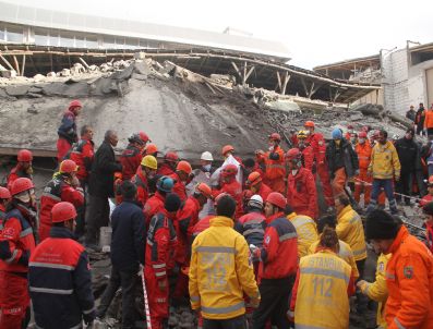 Van`da Yıkılan Otelde Enkaz Kaldırma Çalışması Sürüyor
