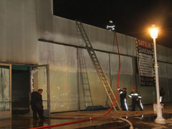 Eski Sinema Salonundaki Yangın Korkuttu